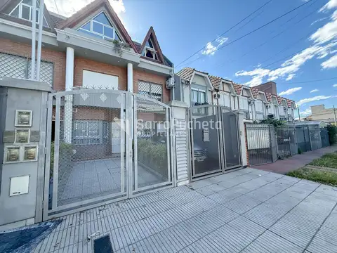 Venta Tríplex 4 ambientes con jardín, parrilla y terraza en Ramos Mejia.