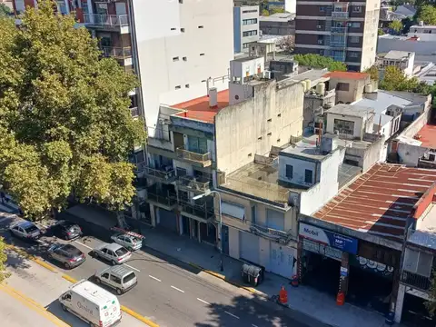 Venta en Villa Crespo. Departamento de 5 ambientes. Al frente, con balcón.
