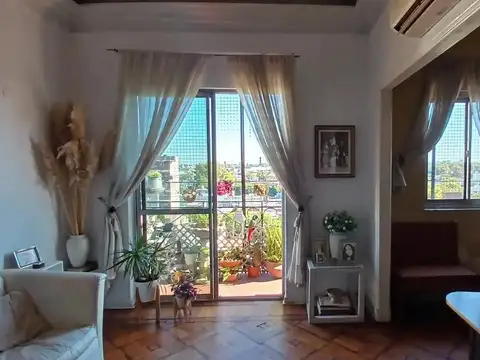 Venta en Villa Crespo. Departamento de 5 ambientes. Al frente, con balcón.