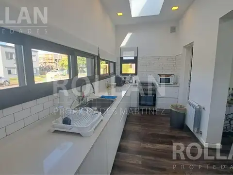 Casa en Venta con 4 cocheras