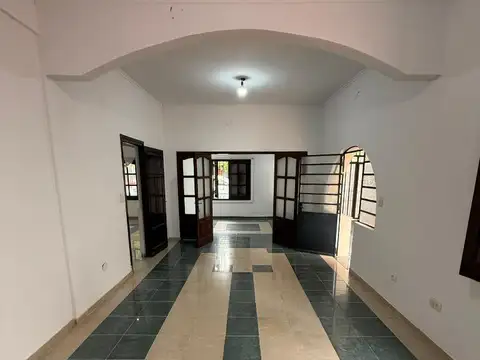 Casa en Alquiler con 3 cocheras