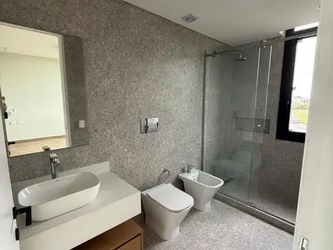 Casa 6 ambientes con 4 baños