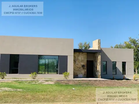 Casa en Venta con 3 cocheras