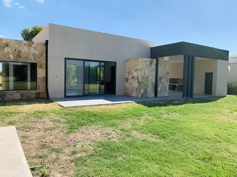 VENTA CASA A ESTRENAR CLUB DE CAMPO LA ELINA LUJAN