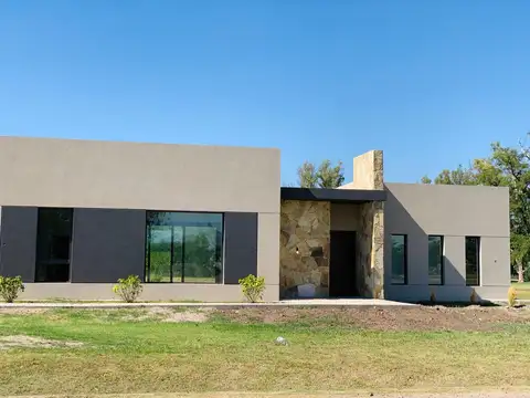 Casa en Venta con 3 cocheras