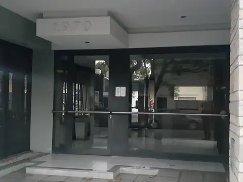 amplio depto de dos ambientes con balcón y vista abierta