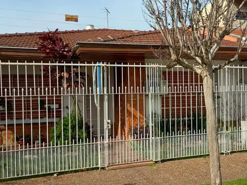 Casa en venta tres ambientes con quincho en Quilmes Oeste.