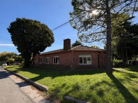 Casa con 4 ambientes + quincho y patio - Constitucion