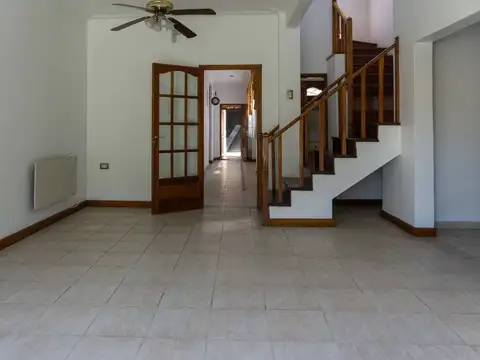 CASA EN VENTA LA PLATA PILETA 4 DORMITORIOS