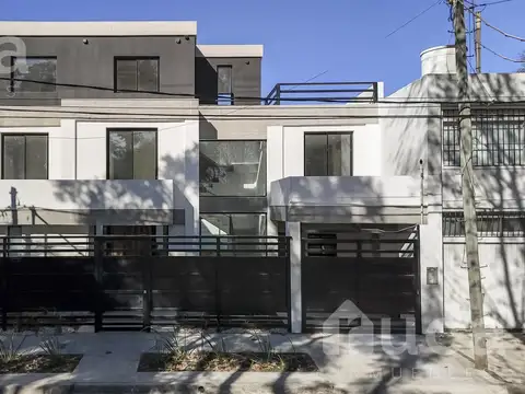 Casa en venta 4 dormitorios, family room y jardín en Martinez
