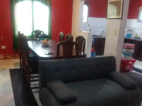 Casa 4 ambientes con 2 baños