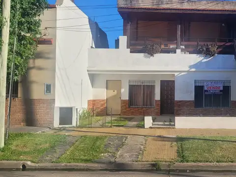 Vivienda multifamiliar en José León Suárez. PB 2 dormit. baño, cocina com. Galería cerrada. pileta.