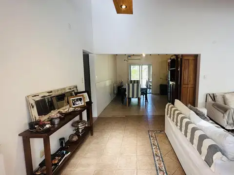Casa 5 ambientes con 4 baños