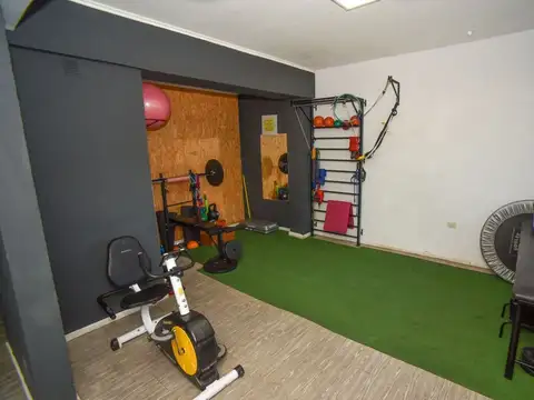 GRAN CASA EN ESQUINA + LOCAL COMERCIAL