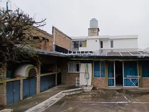 SE VENDE CASA + DEPARTAMENTO + LOCAL B VILLA ADELA