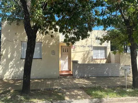 Venta Casa Esquina Frente Hospital Servicios Cochera Patio 