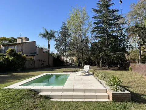 Casa en Alquiler con 1 cochera