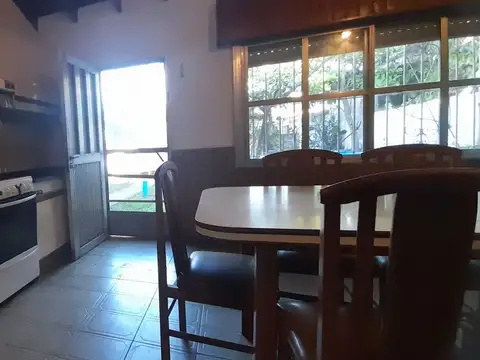 Casa 6 ambientes con 2 baños