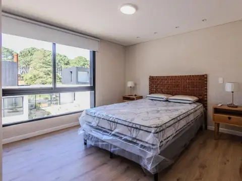 Casa en Alquiler con 2 cocheras