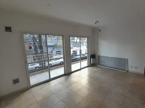 SEMIPISO AL FRENTE 2 AMB CON BALCON Y PATIO
