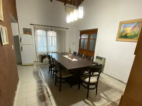 Casa 8 ambientes con 2 baños