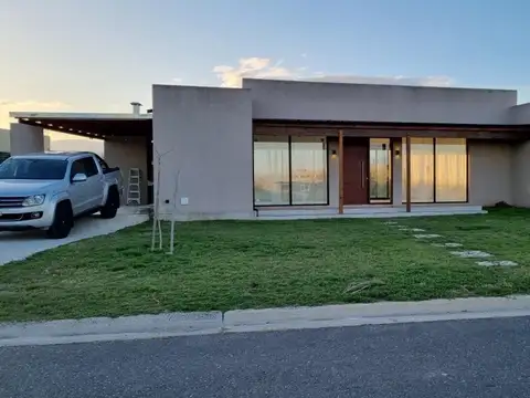 Excelente casa en venta area 10 San Sebastian