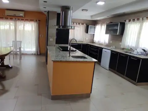 Casa en Venta en Ituzaingo, USD 780.000