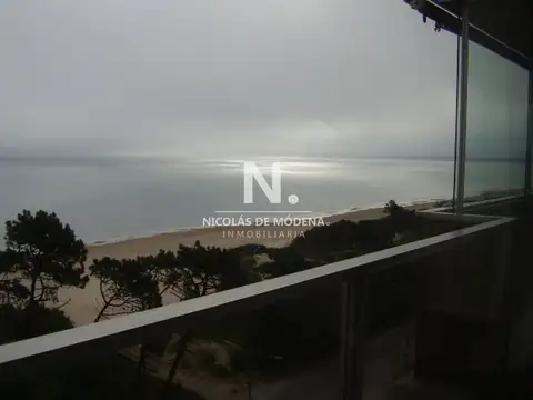 Esplendido departamento en venta con panorama al mar.