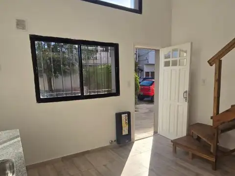 OPORTUNIDAD DÚPLEX 2 AMBIENTES A LA CALLE CON PATIO Y DOBLE ALTURA