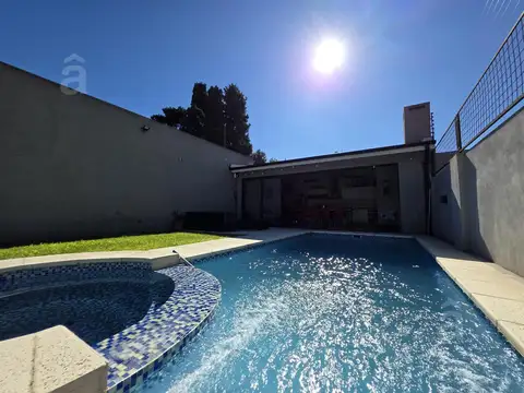 Casa en Venta con 3 cocheras