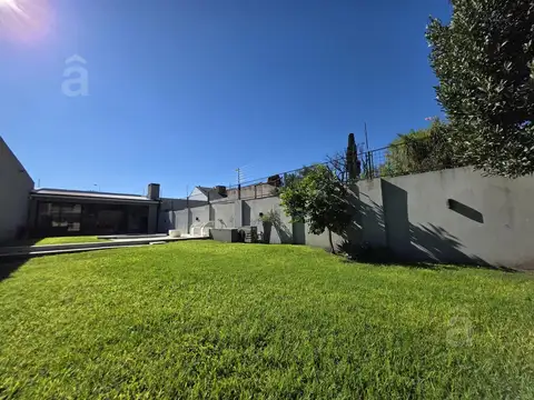 Venta Importante Chalet Zona Hölters! 8 x 55 mts! - Villa Ballester - Cuatro Ambientes.