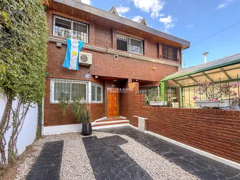Dúplex en venta 4 ambientes c/ cochera, jardín y jacuzzi en Monte Castro