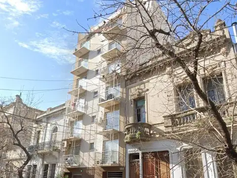 Monoambiente con balcón y espacio guardacoche