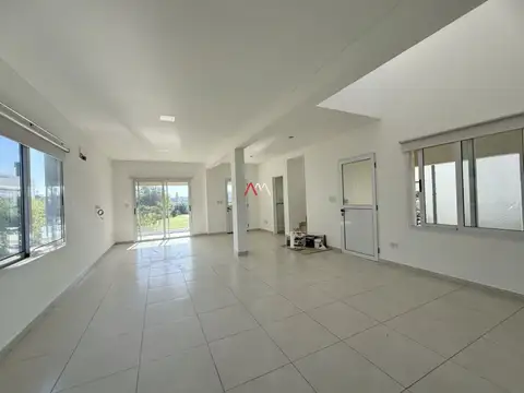 Casa en Venta con 3 cocheras
