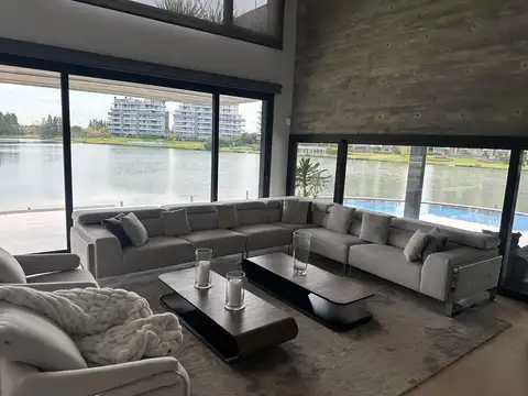 VENTA ESPECTACULAR CASA DE 5 AMBIENTES EN LAGOS DEL GOLF EN NORDELTA