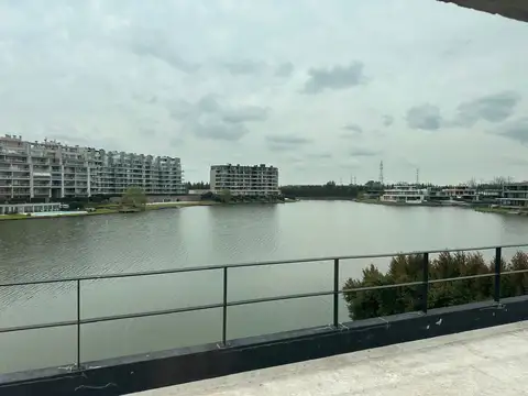 Casa en Alquiler con 3 cocheras