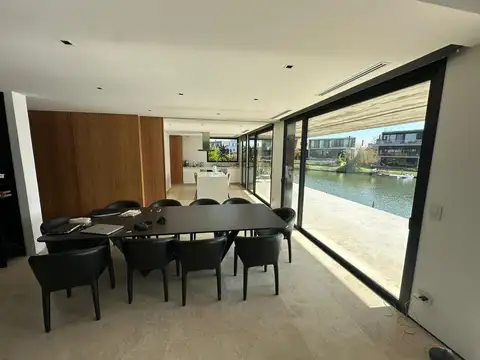 Casa 8 ambientes con 6 baños