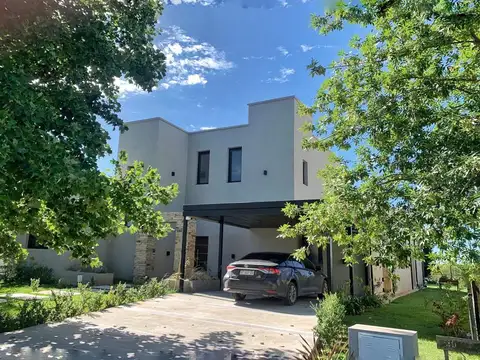 Casa 4 ambientes con 4 baños