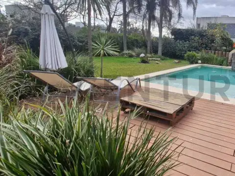 Casa en Venta con 2 cocheras