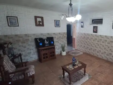 Casa 5 ambientes con 1 baño