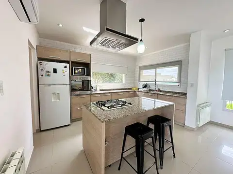 Casa de 4 ambientes a la laguna en San Lucas Club de Campo, Canning-San Vicente.