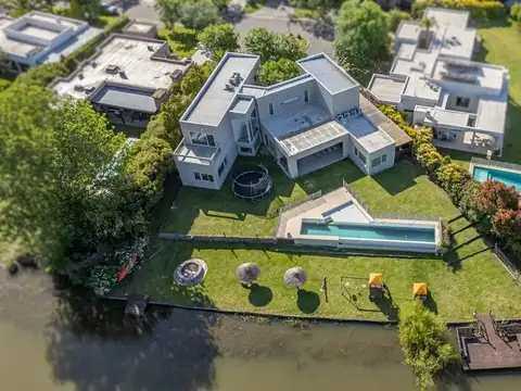 Casa 10 ambientes con 6 baños