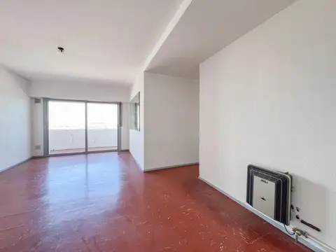 Depto 4 amb. al frente con balcón (con espacio de cochera). Barrio San José.