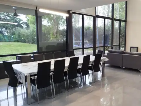 Casa 5 ambientes con 4 baños