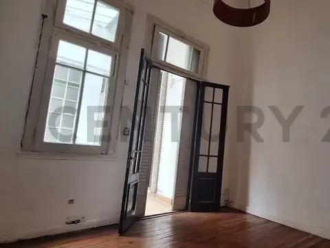 PH de 4 ambientes al frente-Planta Baja a Refaccionar