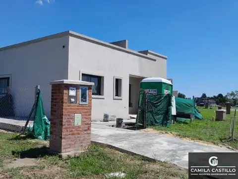 Casa en venta de 3 dormitorios c/ cochera en Villa Rosa