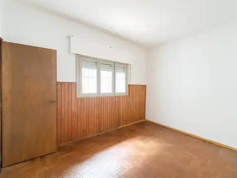 Casa 7 ambientes con 2 baños