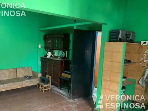 Casa de cuatro ambientes en venta, Villa Luzuriaga. Sobre lote de 10 x 20.8