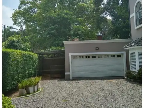 Casa en Venta con 3 cocheras