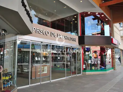 Local de doble vidriera ubicado en el pulmón comercial de mayor prestigio y circulación turística de la ciudad